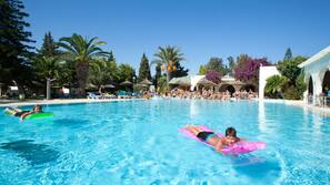 2 piscine coperte, 3 piscine all'aperto, ombrelloni da piscina, lettini