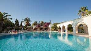 2 piscine coperte, 3 piscine all'aperto, ombrelloni da piscina, lettini