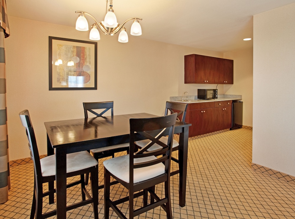 Holiday Inn Express & Suites Wichita Airport, an IHG Hotel