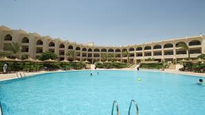 4 piscines extérieures