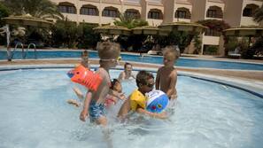 4 piscines extérieures