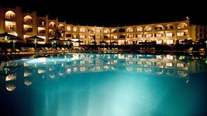 4 piscines extérieures