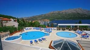 Piscine couverte, 2 piscines extérieures