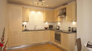 Full-sized fridge, microwave, hob, dishwasher