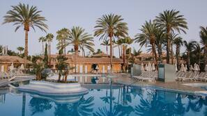 3 piscinas al aire libre, sombrillas, tumbonas