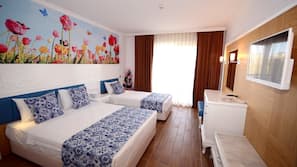 Een minibar, een kluis op de kamer, een bureau, gratis babybedden
