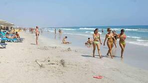 Plage privée, chaises longues, serviettes de plage