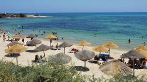 Plage privée, chaises longues, serviettes de plage