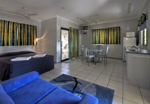 Private kitchen | Full-size fridge, microwave, stovetop, coffee/tea maker
