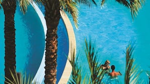 2 piscine all'aperto, ombrelloni da piscina, lettini
