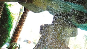 2 piscine all'aperto, ombrelloni da piscina, lettini