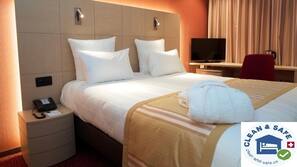 Minibar con snack e bevande gratuite, cassaforte in camera