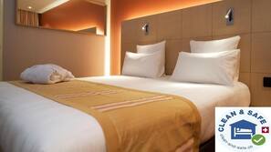 Minibar con snack e bevande gratuite, cassaforte in camera