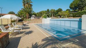 Piscina stagionale all'aperto, ombrelloni da piscina, lettini