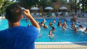 Piscina stagionale all'aperto, ombrelloni da piscina, lettini