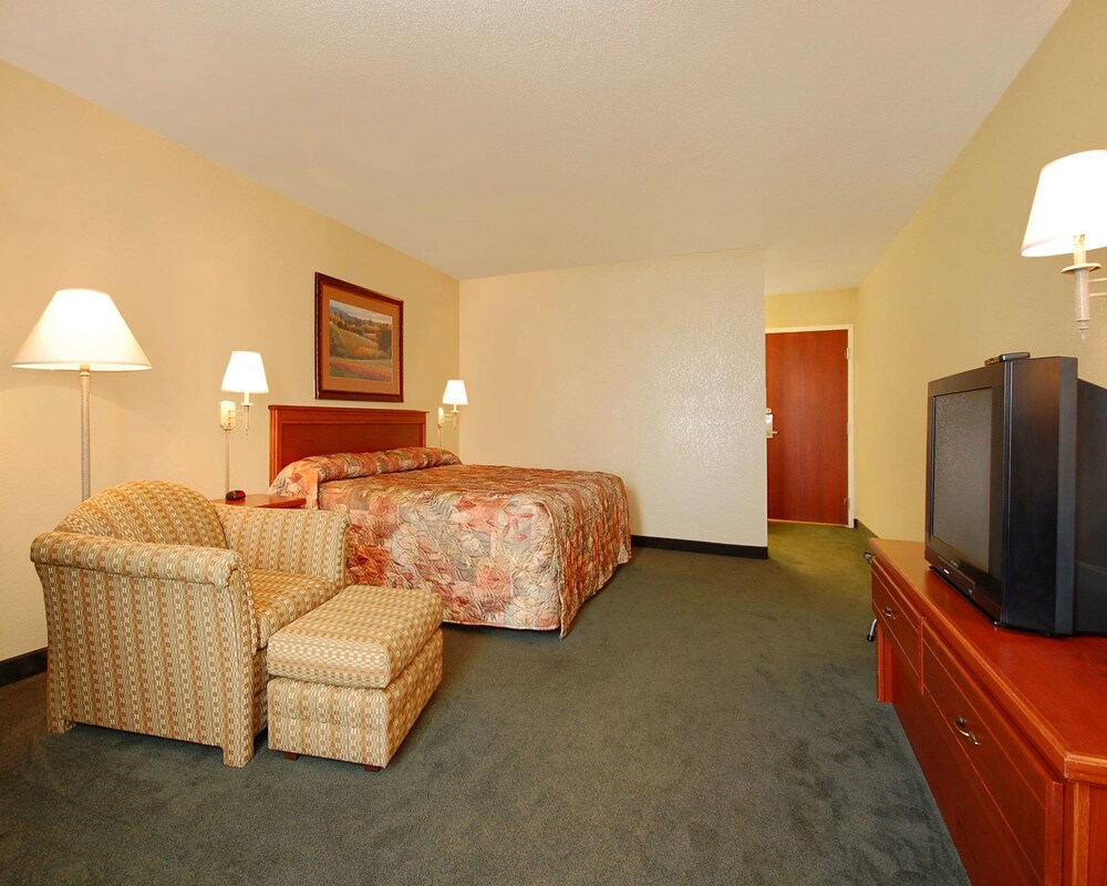 Econo Lodge Inn & Suites