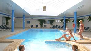 Piscina coperta, 2 piscine all'aperto, lettini