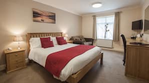 Hypo-allergenic bedding, desk, iron/ironing board, free WiFi