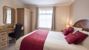 Hypo-allergenic bedding, desk, iron/ironing board, free WiFi