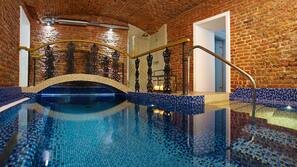 Una piscina cubierta