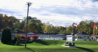 Longhouse Lodge Motel