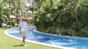 7 piscinas al aire libre, sombrillas