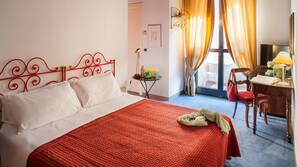 Minibar, desk, laptop workspace, free WiFi