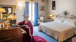 Minibar, desk, laptop workspace, free WiFi
