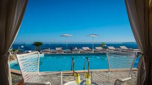 Piscine extérieure (ouverte en saison), parasols de plage