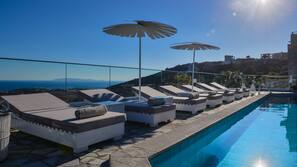 Piscine extérieure (ouverte en saison), parasols de plage