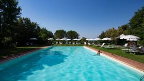 Piscina all'aperto, ombrelloni da piscina, lettini