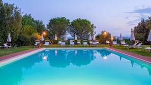 Piscina all'aperto, ombrelloni da piscina, lettini