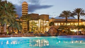 3 piscines extérieures