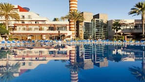 3 piscines extérieures
