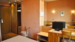 Copriletto in piuma, minibar, una cassaforte in camera