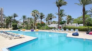 2 piscines extérieures, parasols de plage, chaises longues