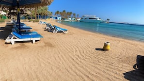 Plage privée, chaises longues, parasols, serviettes de plage