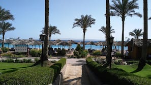 Plage privée, chaises longues, parasols, serviettes de plage