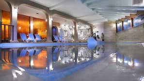 Piscine couverte, 2 piscines extérieures, parasols de plage