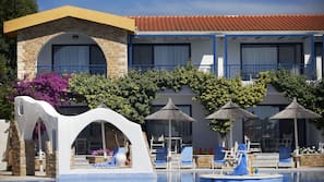 Piscine couverte, 2 piscines extérieures, parasols de plage