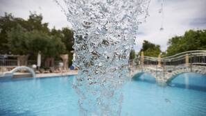 Piscine couverte, 2 piscines extérieures, parasols de plage