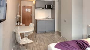 Schreibtisch, schallisolierte Zimmer, Bügeleisen/Bügelbrett