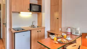 Kühlschrank, Mikrowelle, Kochgeschirr/Geschirr/Besteck