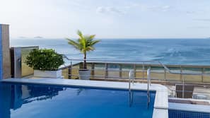 Una piscina al aire libre, sombrillas