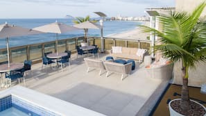 Una piscina al aire libre, sombrillas