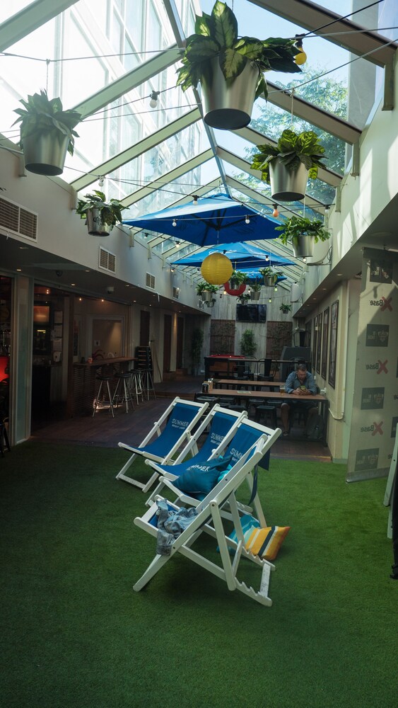 Base Backpackers Melbourne Hostel