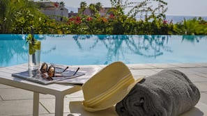 Utomhuspool, parasoller och solstolar