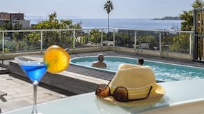Utomhuspool, parasoller och solstolar
