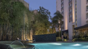 Una piscina al aire libre