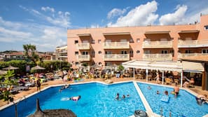 Outdoor pool, pool umbrellas